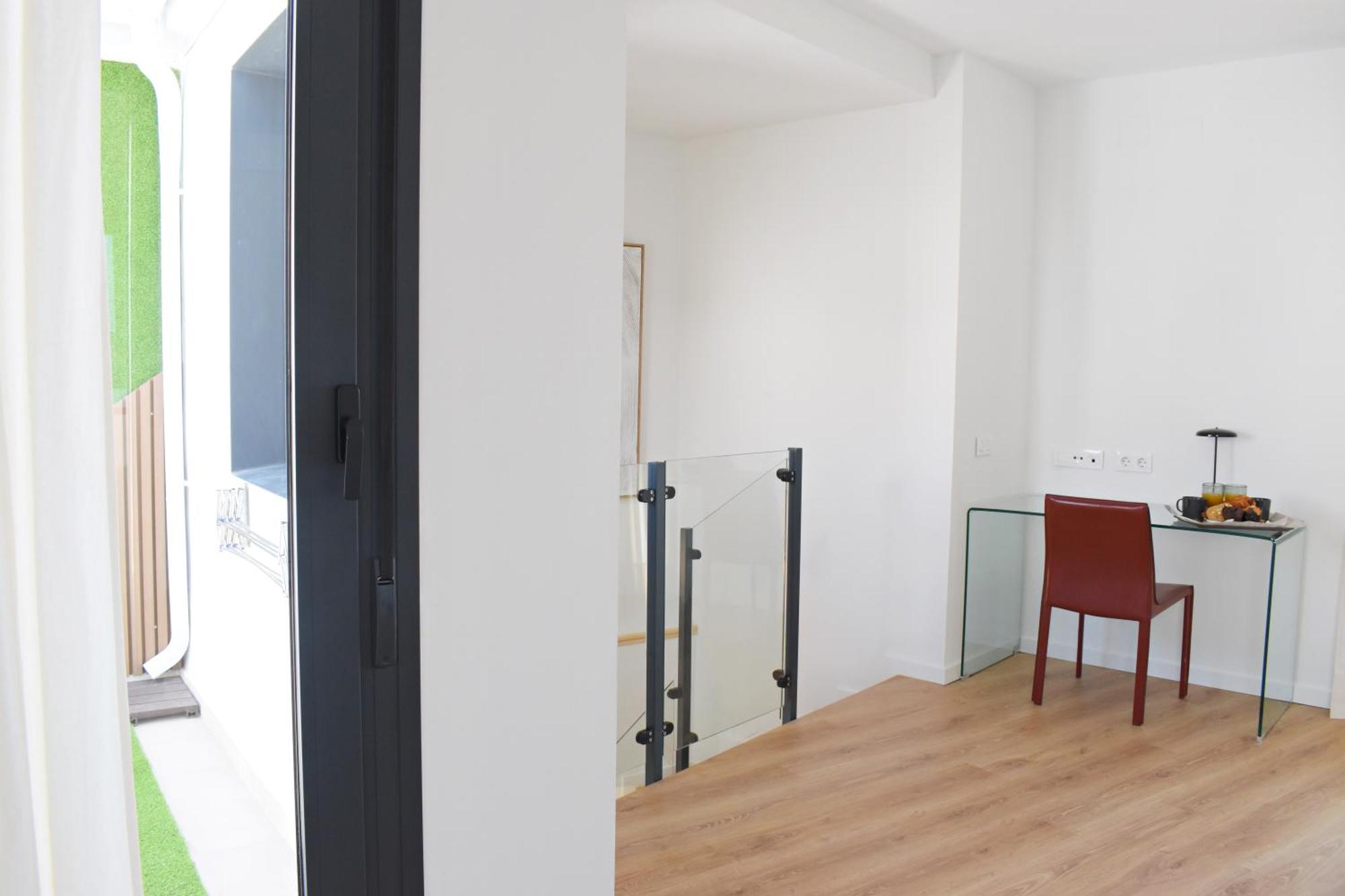 Bright Duplex In Centre *